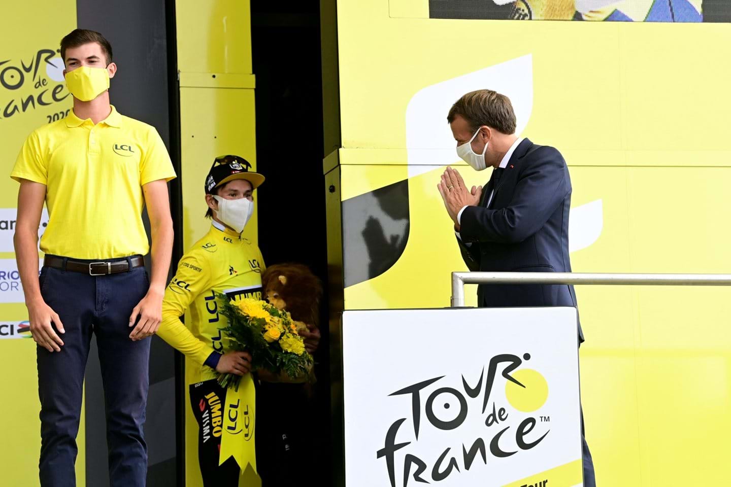 President of France Macron congratulates Primož Roglič the day he seizes the yellow jersey.
